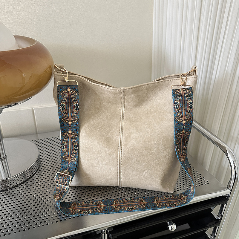 Veliki kapacitet, mekana površina, ležerna, zima 2023., nova modna, trendi, temperamentna, široka naramenica ispod pazuha, ženska torba preko tijela, kanta