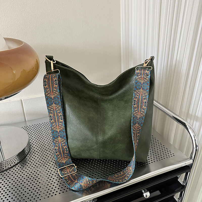 Veliki kapacitet, mekana površina, ležerna, zima 2023., nova modna, trendi, temperamentna, široka naramenica ispod pazuha, ženska torba preko tijela, kanta