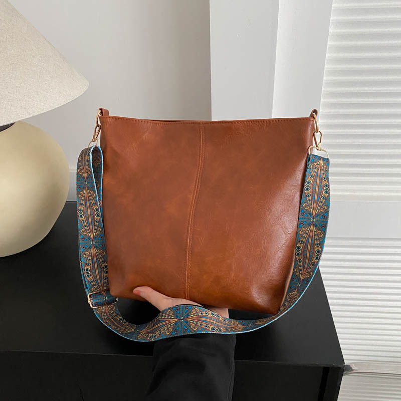 Veliki kapacitet, mekana površina, ležerna, zima 2023., nova modna, trendi, temperamentna, široka naramenica ispod pazuha, ženska torba preko tijela, kanta