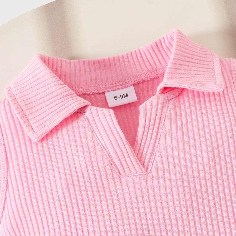 Set de vară din două piese Amazon Sweet pentru fetițe, fără mâneci, cu rever, cu deschidere la piept, pantaloni scurți cu aplicații și nasturi