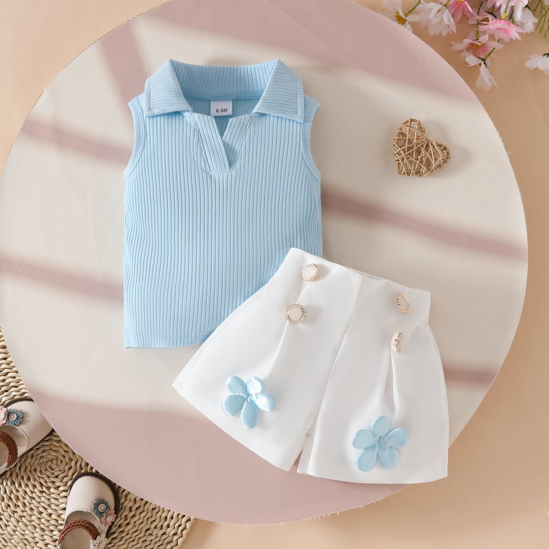 Set de vară din două piese Amazon Sweet pentru fetițe, fără mâneci, cu rever, cu deschidere la piept, pantaloni scurți cu aplicații și nasturi