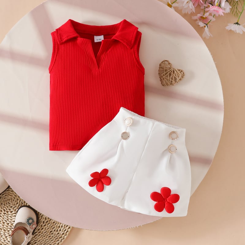 Set de vară din două piese Amazon Sweet pentru fetițe, fără mâneci, cu rever, cu deschidere la piept, pantaloni scurți cu aplicații și nasturi