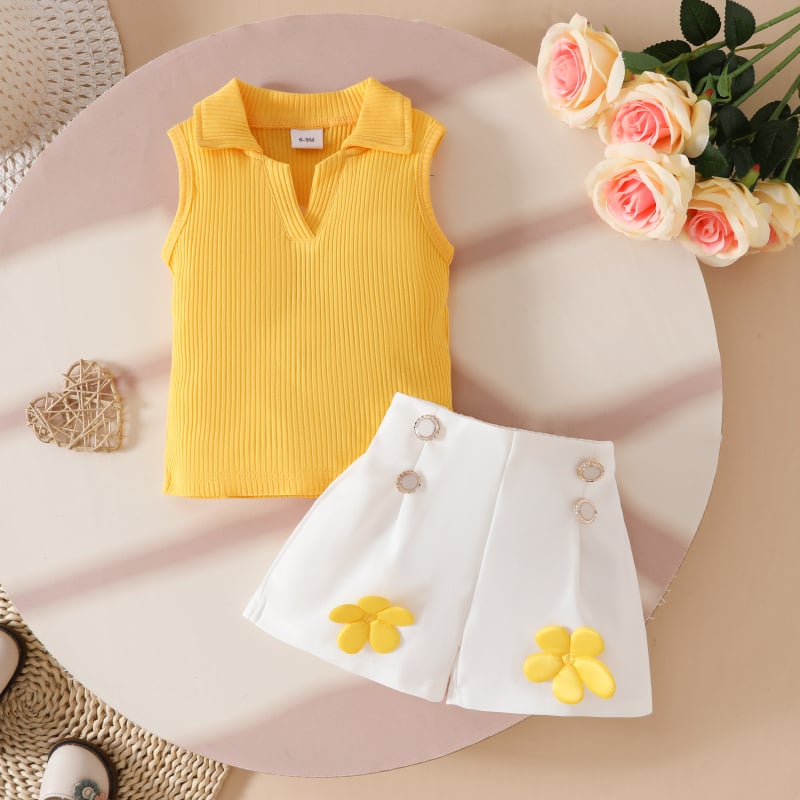 Set de vară din două piese Amazon Sweet pentru fetițe, fără mâneci, cu rever, cu deschidere la piept, pantaloni scurți cu aplicații și nasturi