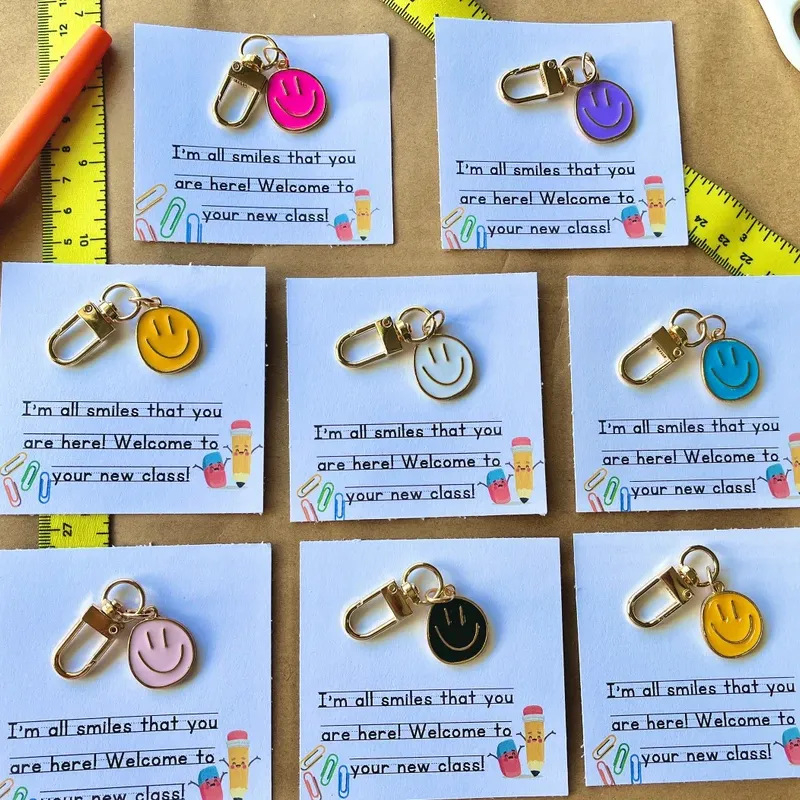 Διασυνοριακό νέο σχολικό μπρελόκ πρώτης ημέρας δώρο δημιουργικό ουράνιο τόξο μεταλλικό smiley κοσμήματα διακοσμητικό κρεμαστό κόσμημα