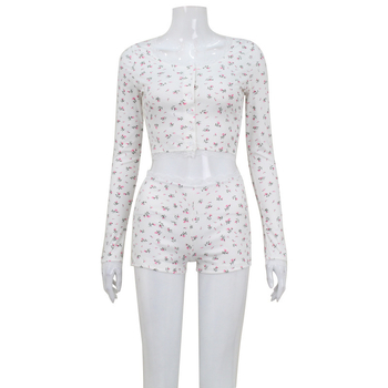 Νέο καλοκαιρινό σορτς δύο τεμαχίων με καθαρή και άνετη δαντέλα και φλοράλ ραφές για το καλοκαίρι του 2024