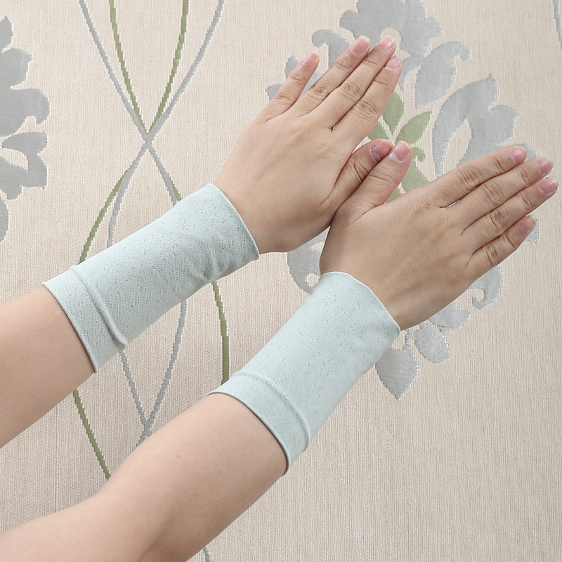 Tiesiogiai iš gamyklos parduodamas plonas vasarinis sportinis apyrankės dirželis, skirtas vėsiam riešo dirželiui vyrams ir moterims, skirtas prakaitą sugeriančiam, kvėpuojančiam ledo rankovių randų uždangalui.