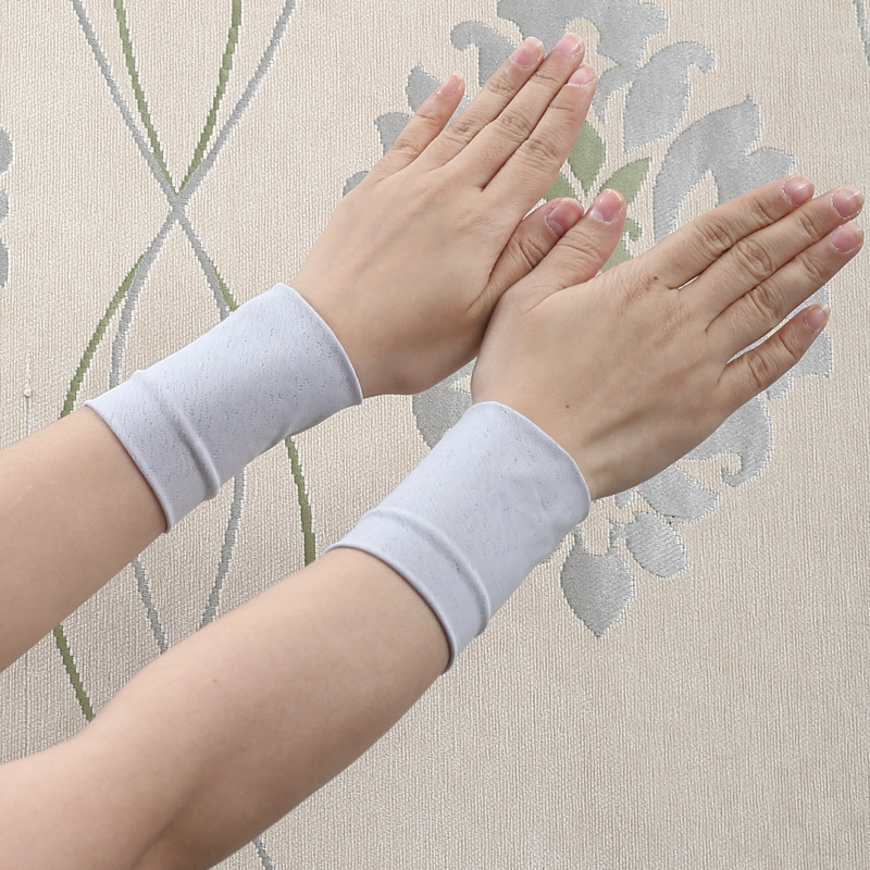 Tiesiogiai iš gamyklos parduodamas plonas vasarinis sportinis apyrankės dirželis, skirtas vėsiam riešo dirželiui vyrams ir moterims, skirtas prakaitą sugeriančiam, kvėpuojančiam ledo rankovių randų uždangalui.