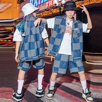 Καλοκαιρινή στολή αγοριών 2025 Νέο στυλ για μεγαλύτερα παιδιά, μοντέρνο σετ τριών τεμαχίων τζιν με κοντό μανίκι και σχέδιο Street Dance για αγόρια