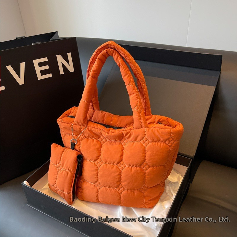 2023 m. naujas korėjietiško stiliaus madingas laisvalaikio didelės talpos moteriškas pūkinis medvilninis palto krepšys, vakarietiško stiliaus paprastas pečių krepšys