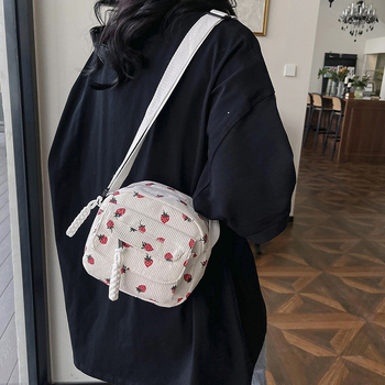 Prekogranična kordurojska torba za svakodnevnu upotrebu za ručak 2025. Nova mala, svježa i slatka torba preko ramena s printom jagoda za žene