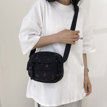 Prekogranična kordurojska torba za svakodnevnu upotrebu za ručak 2025. Nova mala, svježa i slatka torba preko ramena s printom jagoda za žene