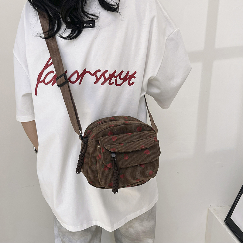 Prekogranična kordurojska torba za svakodnevnu upotrebu za ručak 2025. Nova mala, svježa i slatka torba preko ramena s printom jagoda za žene