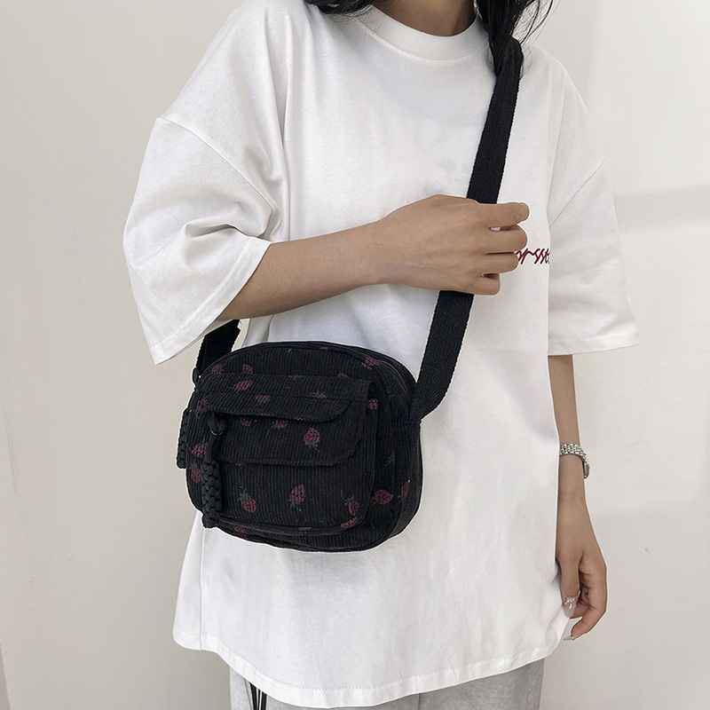 Prekogranična kordurojska torba za svakodnevnu upotrebu za ručak 2025. Nova mala, svježa i slatka torba preko ramena s printom jagoda za žene