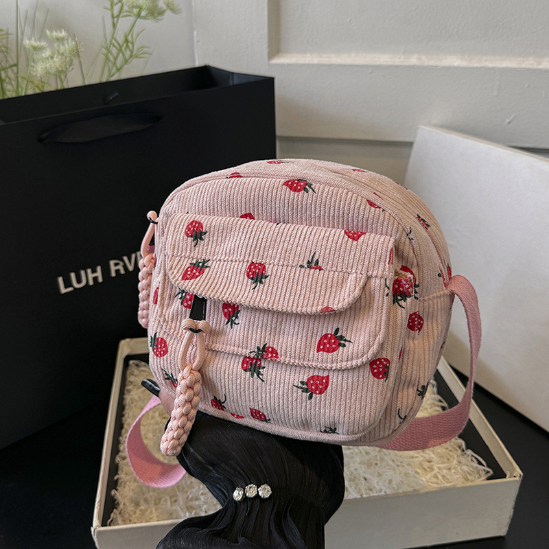 Prekogranična kordurojska torba za svakodnevnu upotrebu za ručak 2025. Nova mala, svježa i slatka torba preko ramena s printom jagoda za žene