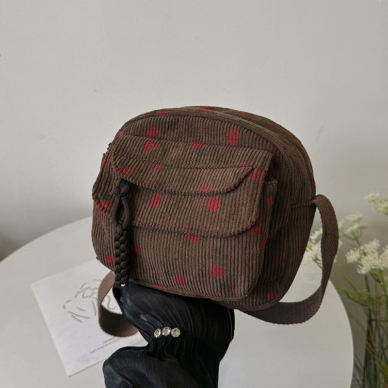 Prekogranična kordurojska torba za svakodnevnu upotrebu za ručak 2025. Nova mala, svježa i slatka torba preko ramena s printom jagoda za žene