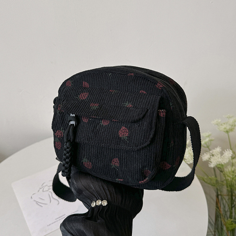 Prekogranična kordurojska torba za svakodnevnu upotrebu za ručak 2025. Nova mala, svježa i slatka torba preko ramena s printom jagoda za žene