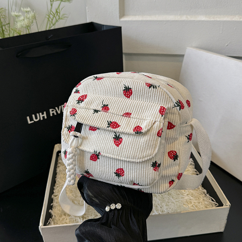 Prekogranična kordurojska torba za svakodnevnu upotrebu za ručak 2025. Nova mala, svježa i slatka torba preko ramena s printom jagoda za žene