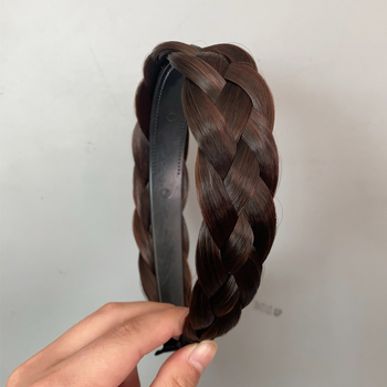 Platintas „Fishbone“ kasos perukas, moteriška keturių sruogų kasa, vieno susukimo plaukų segtukas, galvos apdangalas, raudoni spaudžiami plaukų aksesuarai.