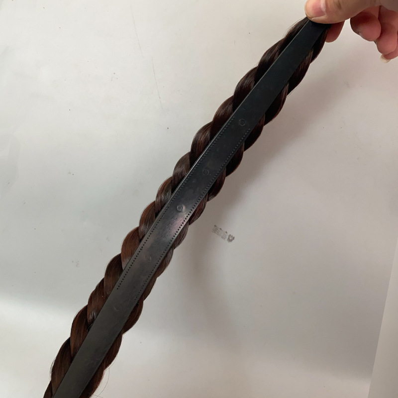 Platintas „Fishbone“ kasos perukas, moteriška keturių sruogų kasa, vieno susukimo plaukų segtukas, galvos apdangalas, raudoni spaudžiami plaukų aksesuarai.