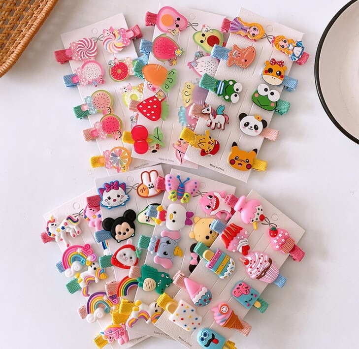 100 vnt. pakuotė ~ Mini segtukai, raudoni, purtomi, vaikiški kirpčiukai, nulūžę plaukai, maži segtukai, dovanų kioskas, kuriame parduodami segtukai