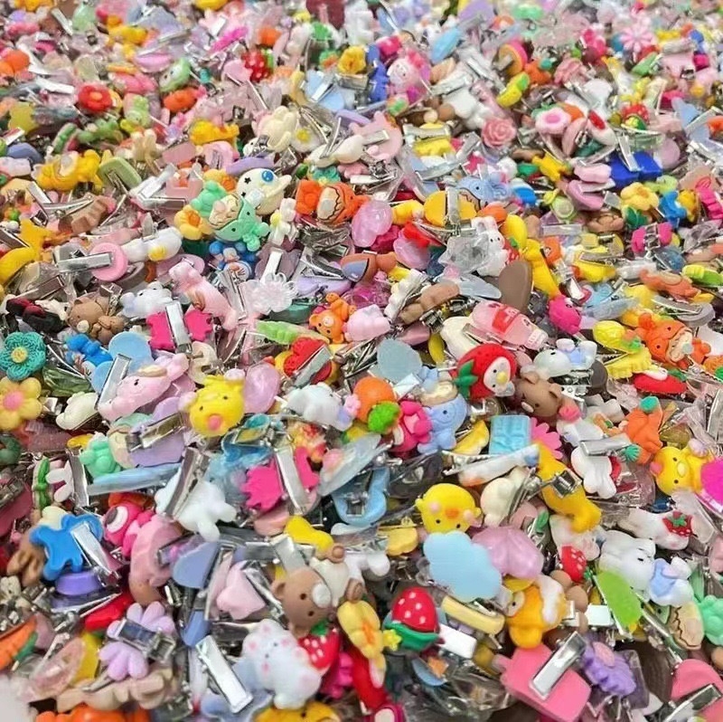 100 vnt. pakuotė ~ Mini segtukai, raudoni, purtomi, vaikiški kirpčiukai, nulūžę plaukai, maži segtukai, dovanų kioskas, kuriame parduodami segtukai