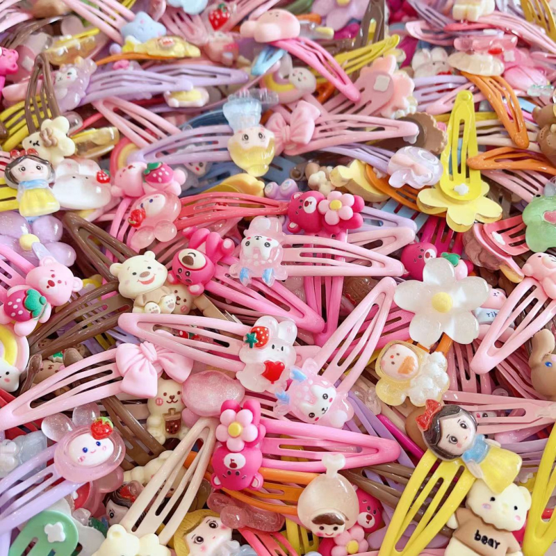 100 vnt. pakuotė ~ Mini segtukai, raudoni, purtomi, vaikiški kirpčiukai, nulūžę plaukai, maži segtukai, dovanų kioskas, kuriame parduodami segtukai