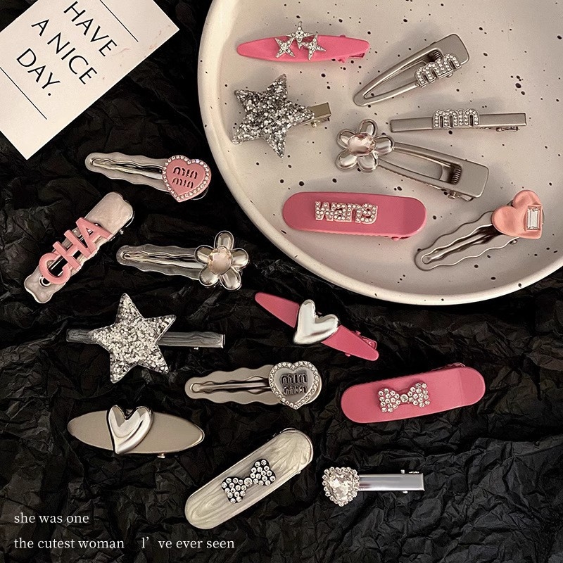 100 vnt. pakuotė ~ Mini segtukai, raudoni, purtomi, vaikiški kirpčiukai, nulūžę plaukai, maži segtukai, dovanų kioskas, kuriame parduodami segtukai