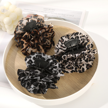 Tarpvalstybinė Europos ir Amerikos mada Ankstyvo rudens retro ruda degančio krašto audinio leopardo kamelijos gėlių krašto segtuko galvos apdangalas Pažangaus temperamento plaukai