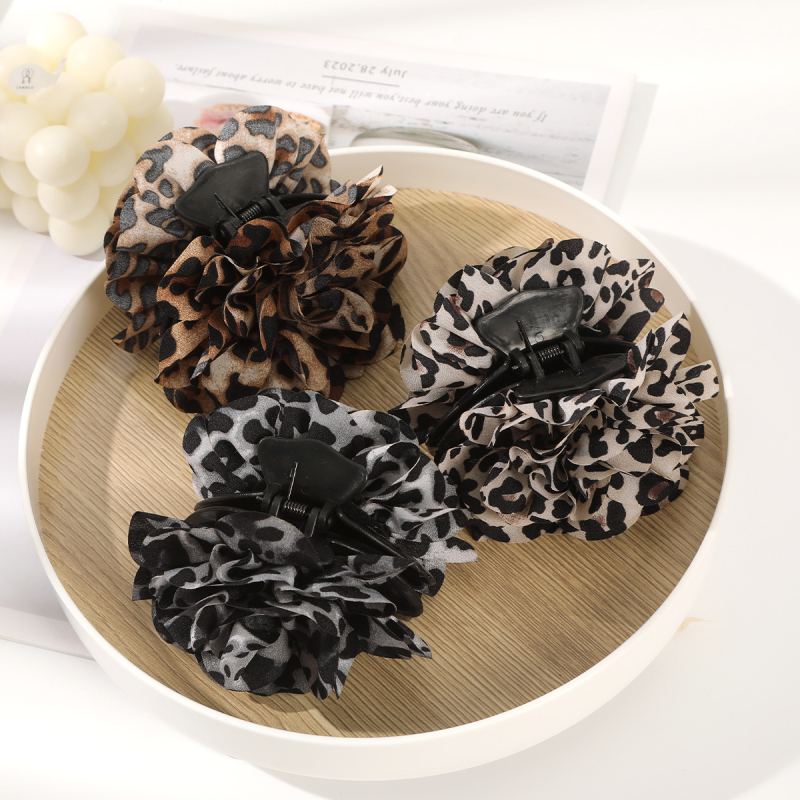 Tarpvalstybinė Europos ir Amerikos mada Ankstyvo rudens retro ruda degančio krašto audinio leopardo kamelijos gėlių krašto segtuko galvos apdangalas Pažangaus temperamento plaukai