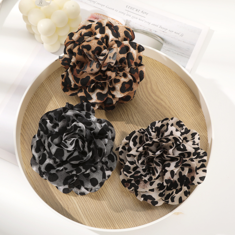 Tarpvalstybinė Europos ir Amerikos mada Ankstyvo rudens retro ruda degančio krašto audinio leopardo kamelijos gėlių krašto segtuko galvos apdangalas Pažangaus temperamento plaukai