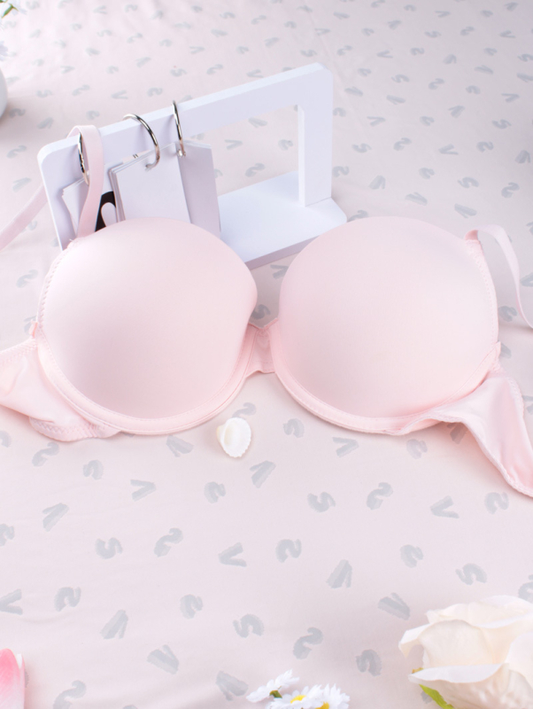 Seksuali, lankeliais puošta „Push-up“ liemenėlė iš „Temushein“ iš „Amazon“. Toks pats stilius sandėlyje. Karštai parduodama ir kitose šalyse.