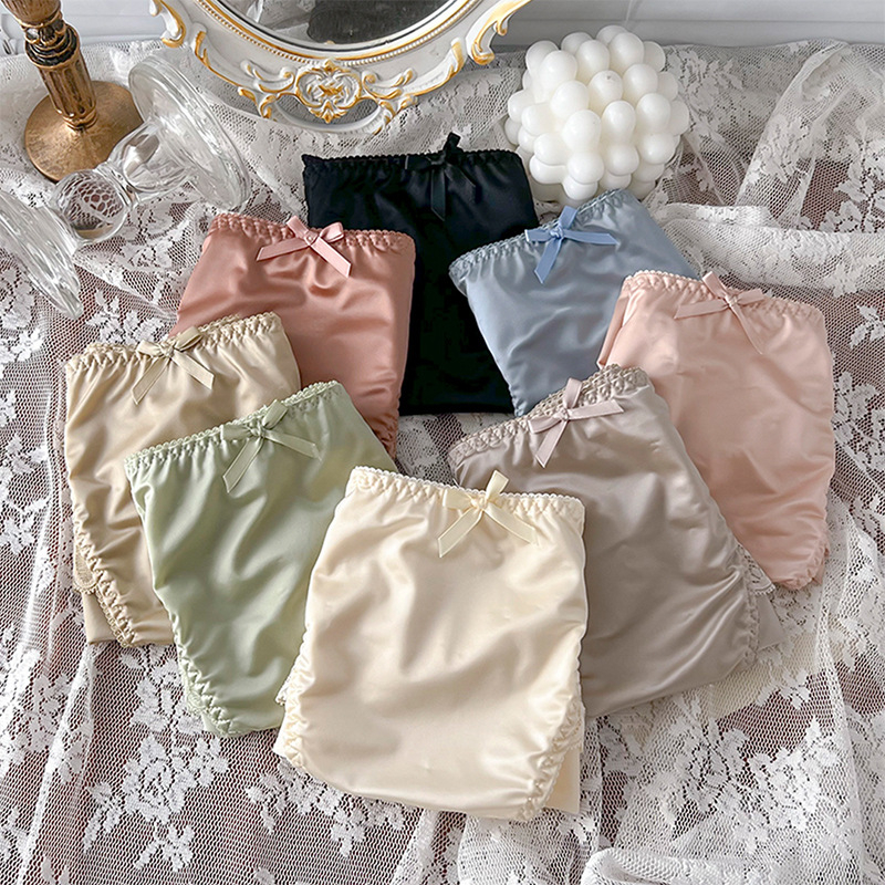 Prabangūs, aukštos kokybės atlasiniai moteriški apatiniai. Besiūlės, vidutinio juosmens „Ice Silk“ odos neerzinančios, lengvos, kvėpuojančios, seksualios, „Pure Desire“ didelių dydžių kelnaitės.