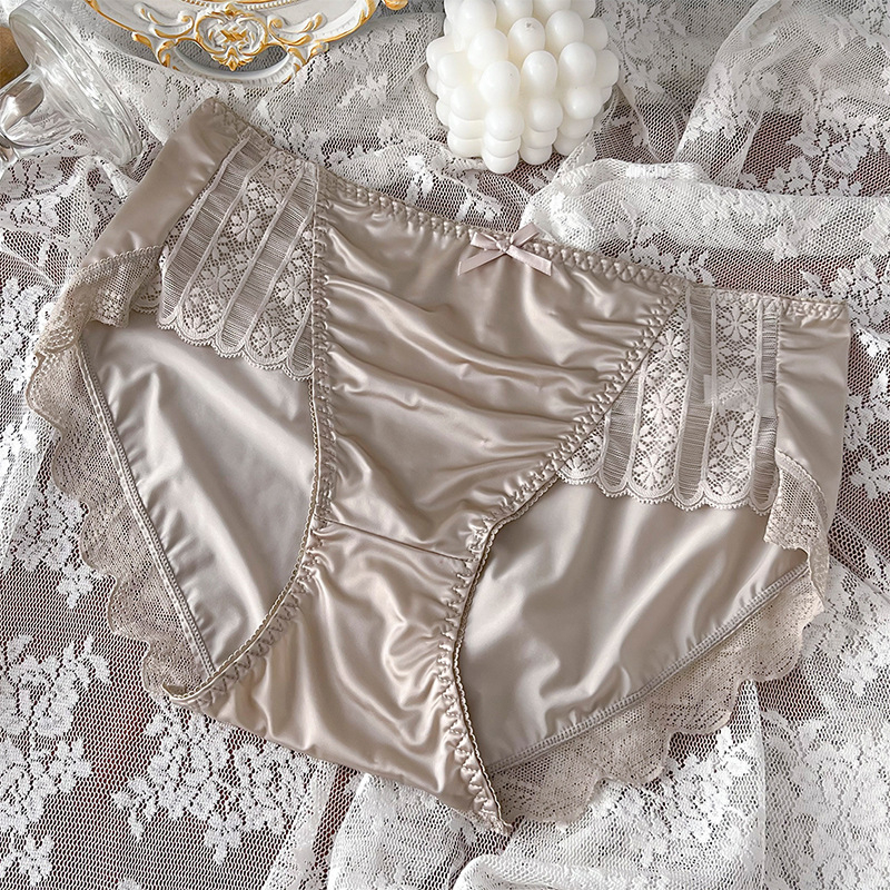 Prabangūs, aukštos kokybės atlasiniai moteriški apatiniai. Besiūlės, vidutinio juosmens „Ice Silk“ odos neerzinančios, lengvos, kvėpuojančios, seksualios, „Pure Desire“ didelių dydžių kelnaitės.