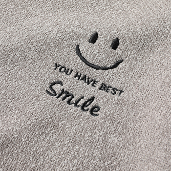 Διανομή και Παράδοση Νέων Πλεκτών Πουλόβερ, Φθινοπωρινών και Χειμερινών Βελούδινων Φούτερ με Στρογγυλή Λαιμόκοψη και Κέντημα για Άνδρες