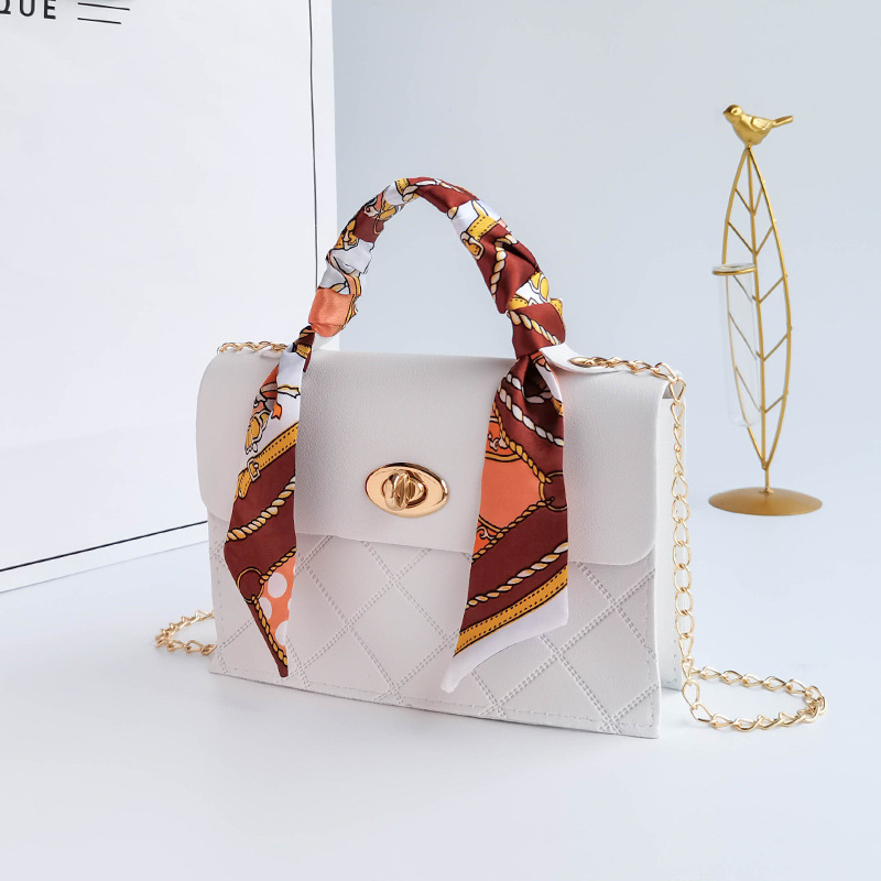 Vanjska trgovina Mala torba za žene 2025 Nova modna čista boja Reljefna torba Mala četvrtasta torba Lančana torba Crossbody Ručno izrađena torba Veleprodaja