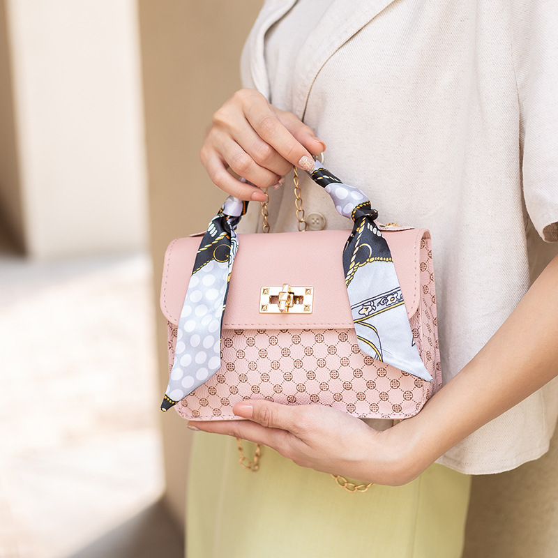 Vanjska trgovinska torba Ženska torba ženske torbe 2023 Nova modna lančana torba preko tijela Svileni šal Mala četvrtasta torba