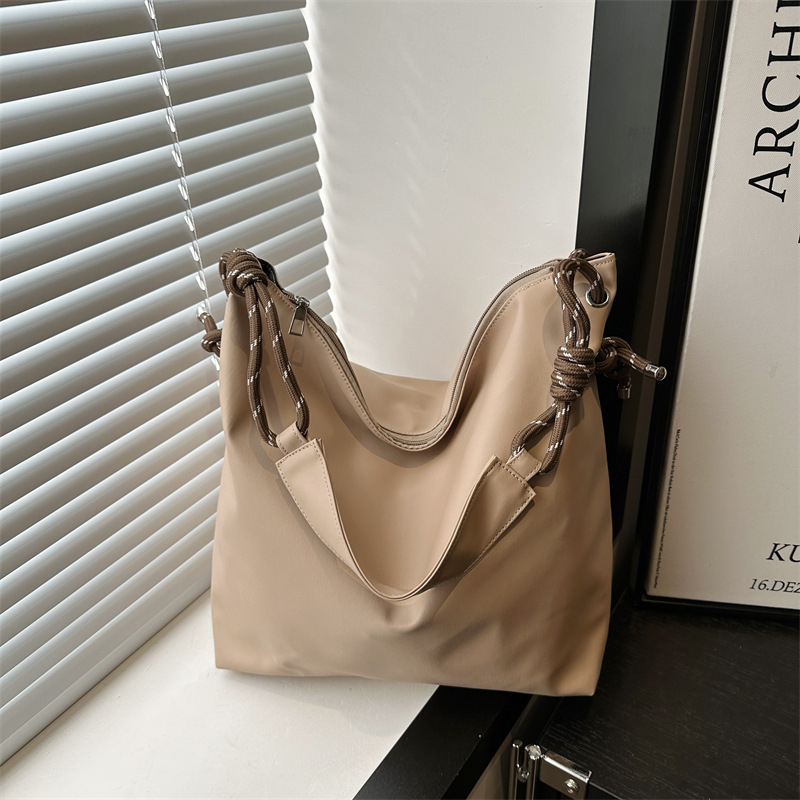 Υψηλής ποιότητας, μαλακή δερμάτινη τσάντα ώμου μεγάλης χωρητικότητας, χειμερινή συλλογή 2024, η δημοφιλής τσάντα tote για μετακινήσεις φέτος.