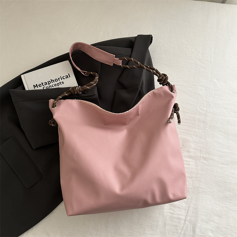 Υψηλής ποιότητας, μαλακή δερμάτινη τσάντα ώμου μεγάλης χωρητικότητας, χειμερινή συλλογή 2024, η δημοφιλής τσάντα tote για μετακινήσεις φέτος.