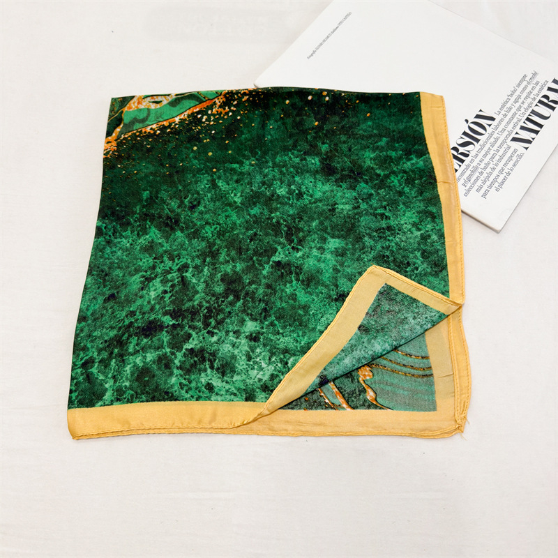 2024. aasta uus stiil elegantne kõrgekvaliteediline trükitud siidisall Korea stiilis mood 70 väikese ruuduga sall, mis sobib igasuguste naiste dekoratiivse salliga