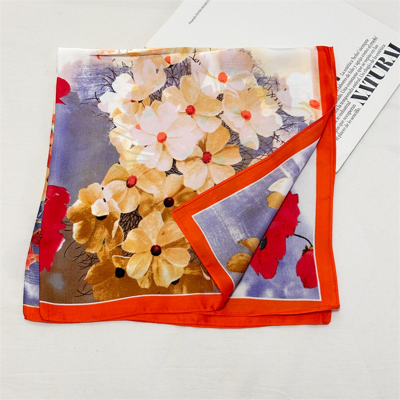 2024. aasta uus stiil elegantne kõrgekvaliteediline trükitud siidisall Korea stiilis mood 70 väikese ruuduga sall, mis sobib igasuguste naiste dekoratiivse salliga