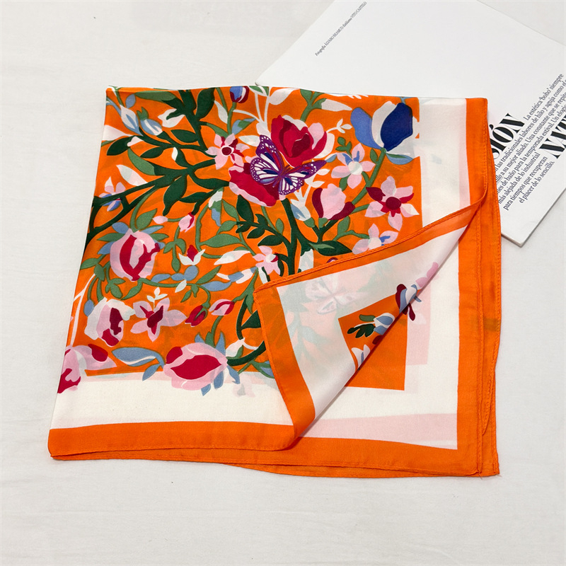 2024. aasta uus stiil elegantne kõrgekvaliteediline trükitud siidisall Korea stiilis mood 70 väikese ruuduga sall, mis sobib igasuguste naiste dekoratiivse salliga