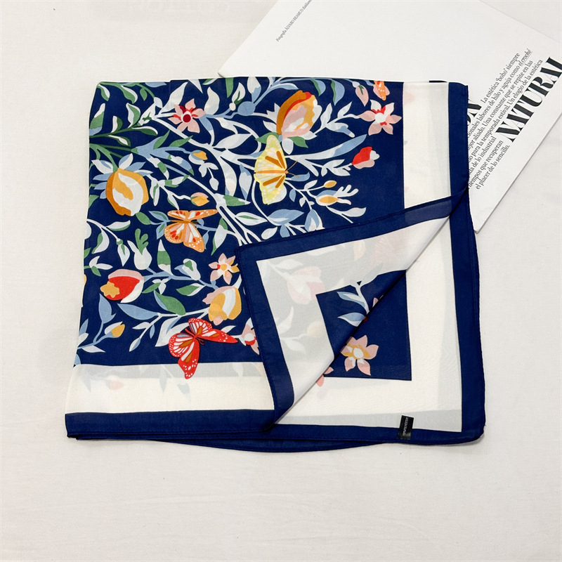 2024. aasta uus stiil elegantne kõrgekvaliteediline trükitud siidisall Korea stiilis mood 70 väikese ruuduga sall, mis sobib igasuguste naiste dekoratiivse salliga