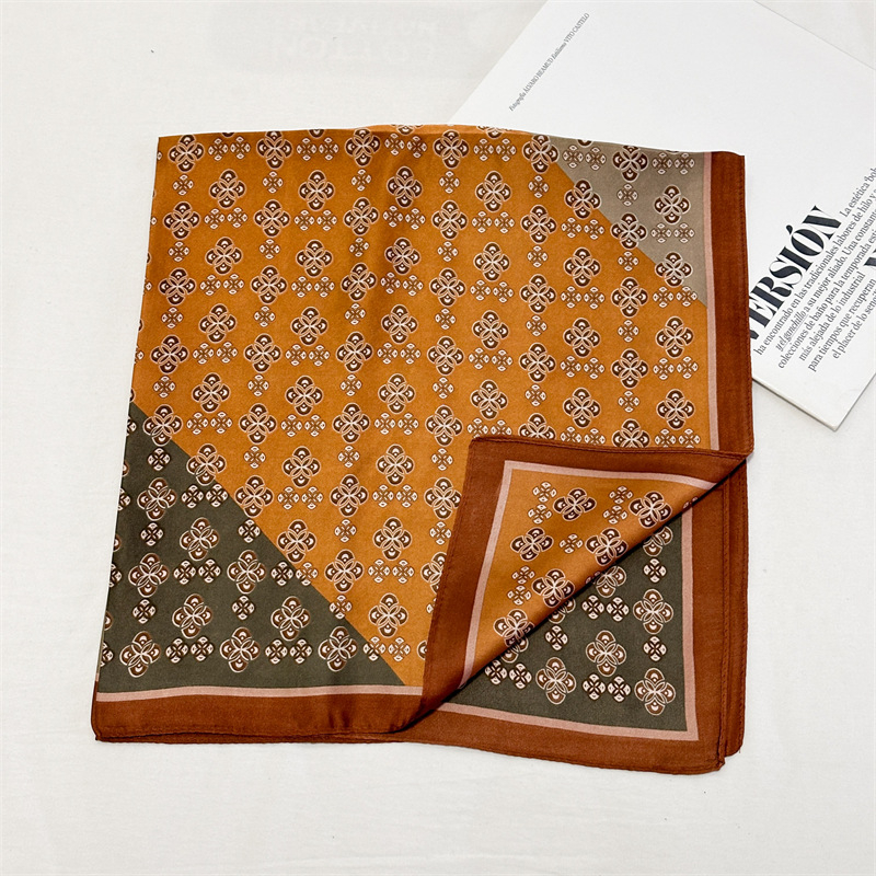 2024. aasta uus stiil elegantne kõrgekvaliteediline trükitud siidisall Korea stiilis mood 70 väikese ruuduga sall, mis sobib igasuguste naiste dekoratiivse salliga