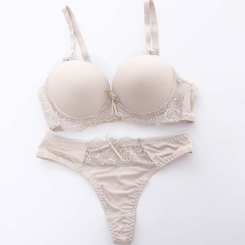 Moteriškos seksualios saldainių spalvos liemenėlės komplektas su apatiniais, vienspalviais nėriniuotais marškinėliais, seksualus pilvo preso kaušelis.