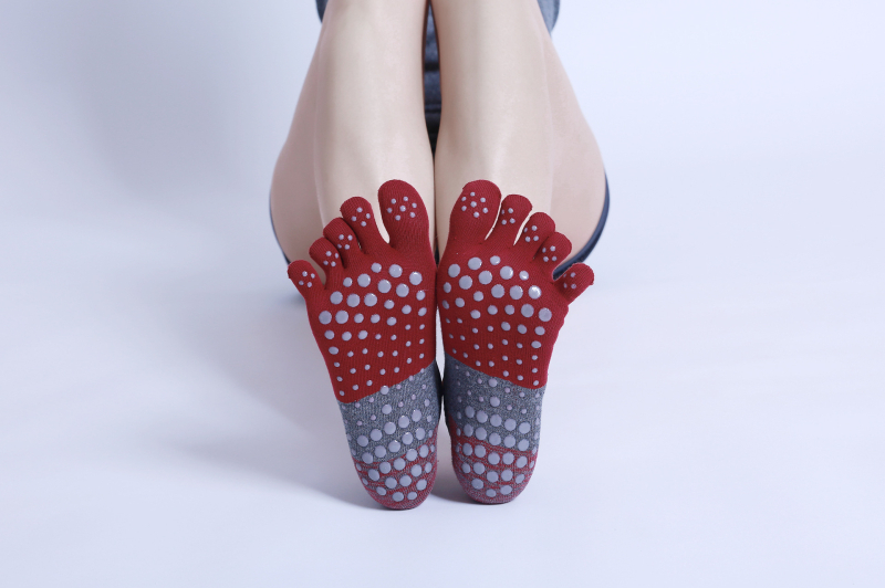 Naujos, tarpvalstybinės, skaldytų pirštų jogos kojinės, plačiajuosčio ryšio neslystančios penkių pirštų kojinės, skirtos šokių, pilateso, moterų jogos praktikos kojinės, didmeninė prekyba.