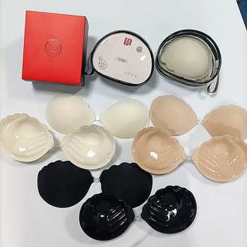 Kaheksa auguga hingav peopesaga rinnakleebis, pruudi eriline pilvetunnetusega hingav kortsudega nähtamatu rinnahoidja, väikese rinnaga ja suure rinnaga kleebiste partii