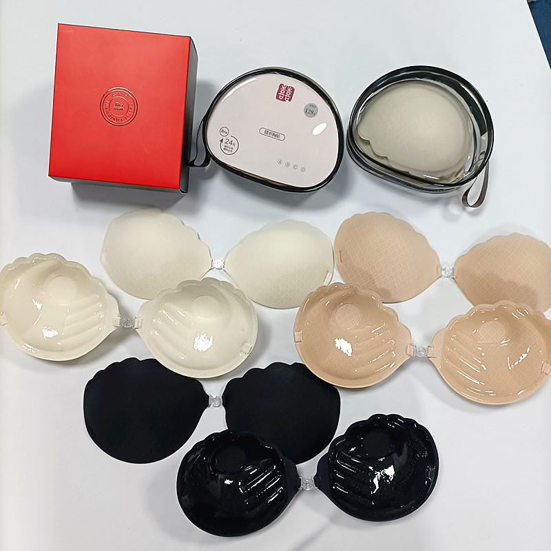 Kaheksa auguga hingav peopesaga rinnakleebis, pruudi eriline pilvetunnetusega hingav kortsudega nähtamatu rinnahoidja, väikese rinnaga ja suure rinnaga kleebiste partii