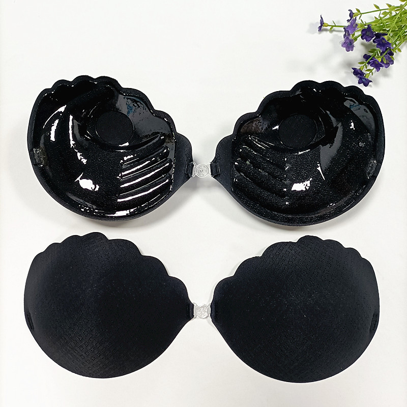 Kaheksa auguga hingav peopesaga rinnakleebis, pruudi eriline pilvetunnetusega hingav kortsudega nähtamatu rinnahoidja, väikese rinnaga ja suure rinnaga kleebiste partii