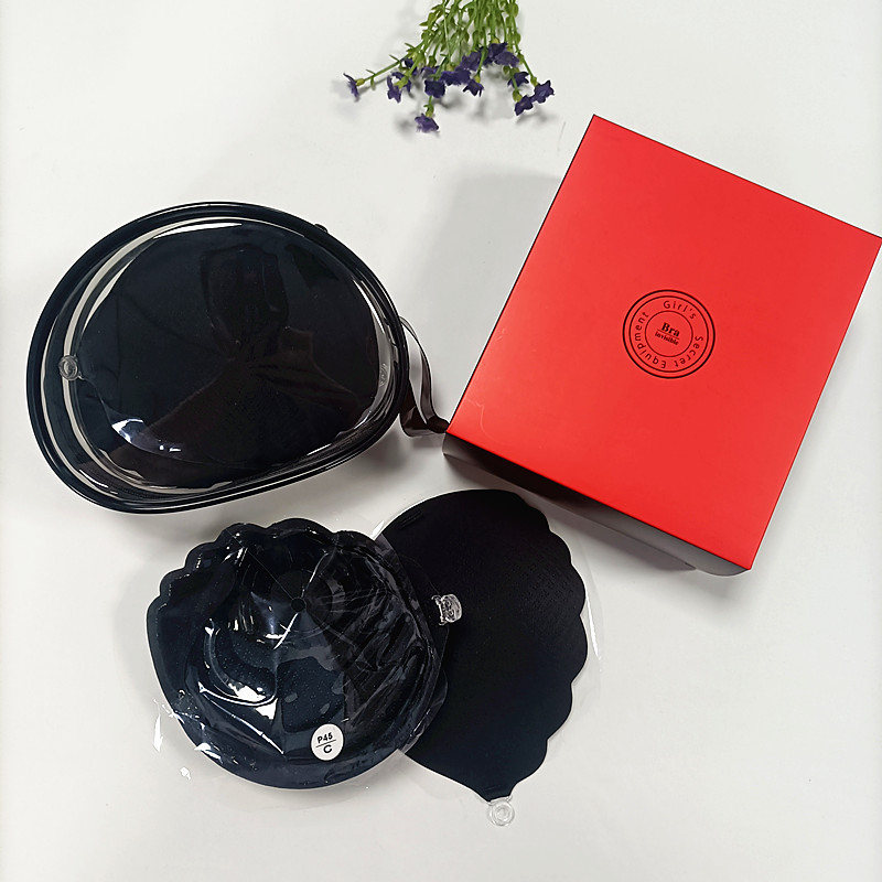 Kaheksa auguga hingav peopesaga rinnakleebis, pruudi eriline pilvetunnetusega hingav kortsudega nähtamatu rinnahoidja, väikese rinnaga ja suure rinnaga kleebiste partii