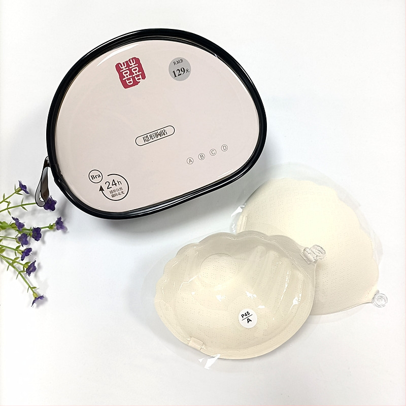 Kaheksa auguga hingav peopesaga rinnakleebis, pruudi eriline pilvetunnetusega hingav kortsudega nähtamatu rinnahoidja, väikese rinnaga ja suure rinnaga kleebiste partii